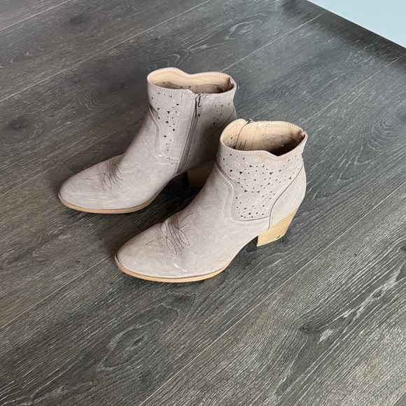 SOUL Naturalizer Taupe Ankle Booties - Picture 1 of 4